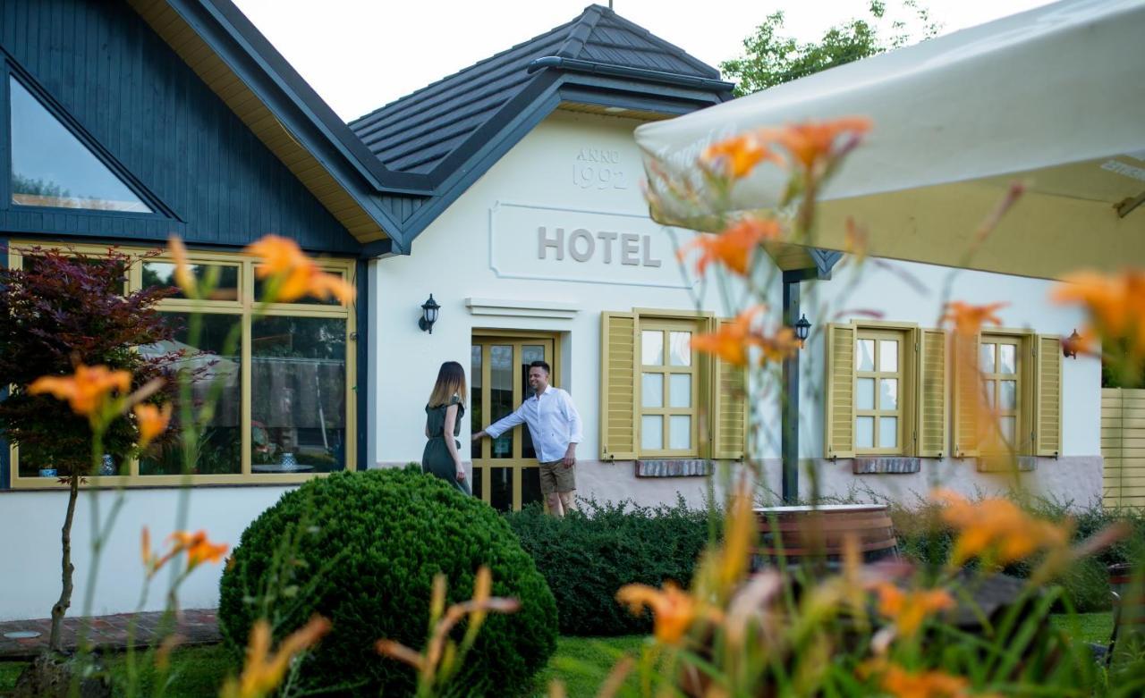 Hotel Vineyard Inn - Szoloskert นาชคานีจา ภายนอก รูปภาพ