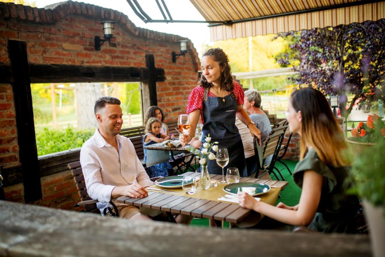 Hotel Vineyard Inn - Szoloskert นาชคานีจา ภายนอก รูปภาพ