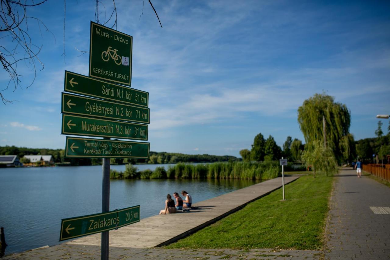 Hotel Vineyard Inn - Szoloskert นาชคานีจา ภายนอก รูปภาพ