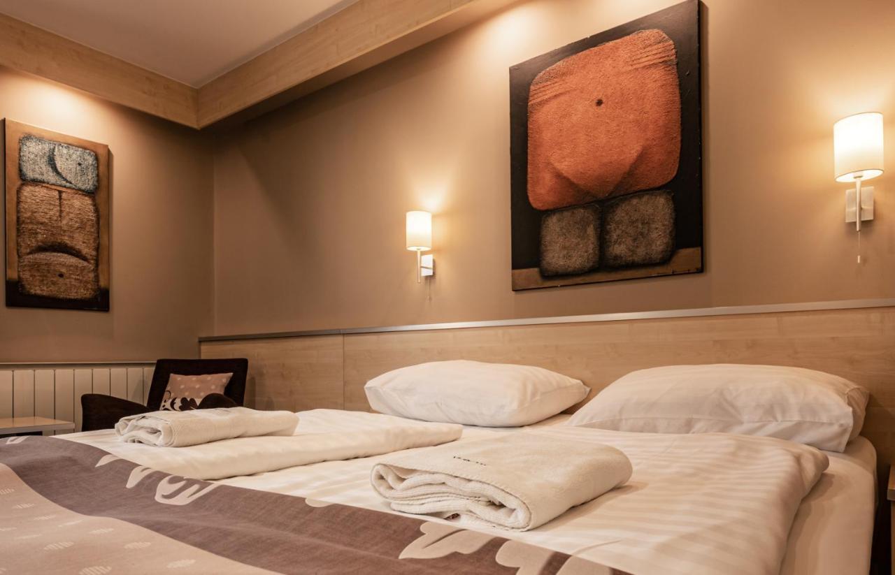 Hotel Vineyard Inn - Szoloskert นาชคานีจา ภายนอก รูปภาพ