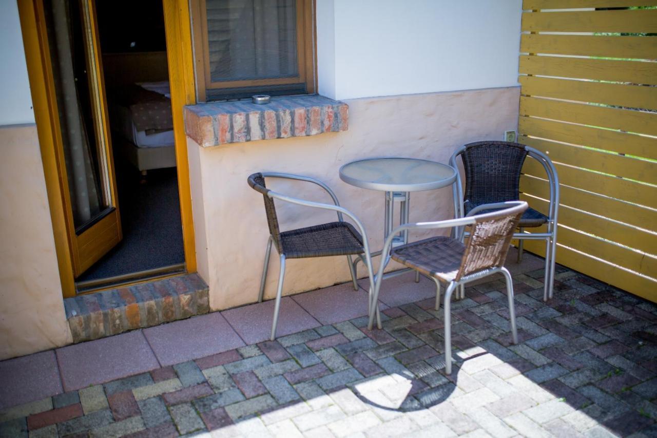 Hotel Vineyard Inn - Szoloskert นาชคานีจา ภายนอก รูปภาพ