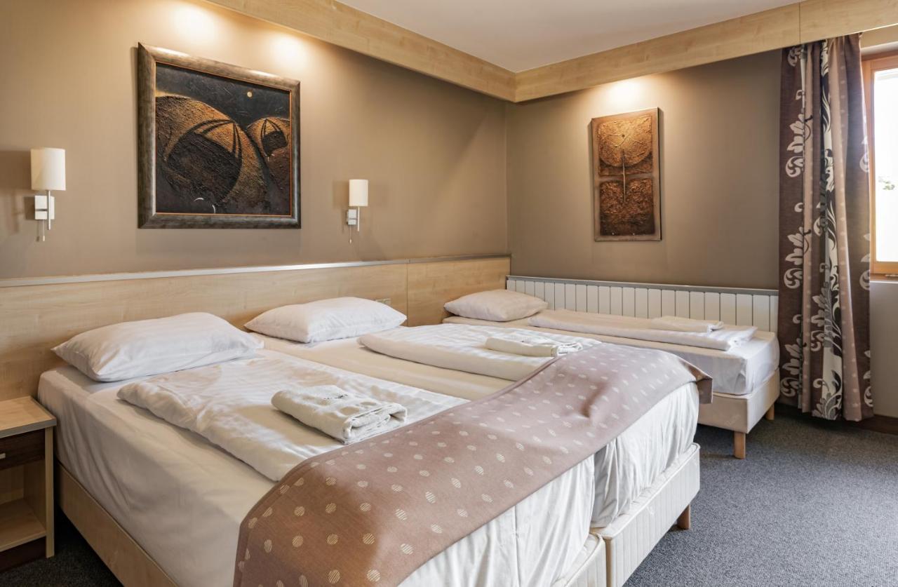 Hotel Vineyard Inn - Szoloskert นาชคานีจา ภายนอก รูปภาพ