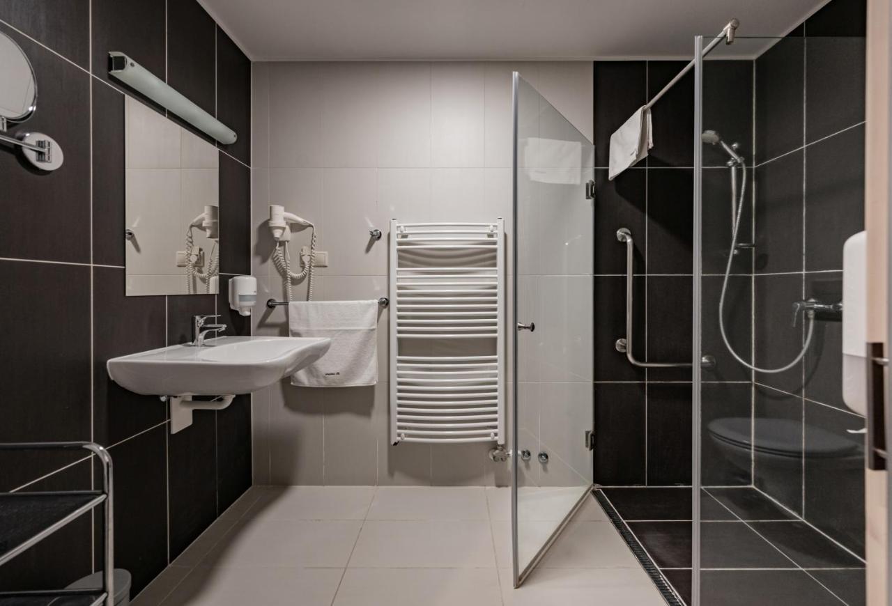 Hotel Vineyard Inn - Szoloskert นาชคานีจา ภายนอก รูปภาพ