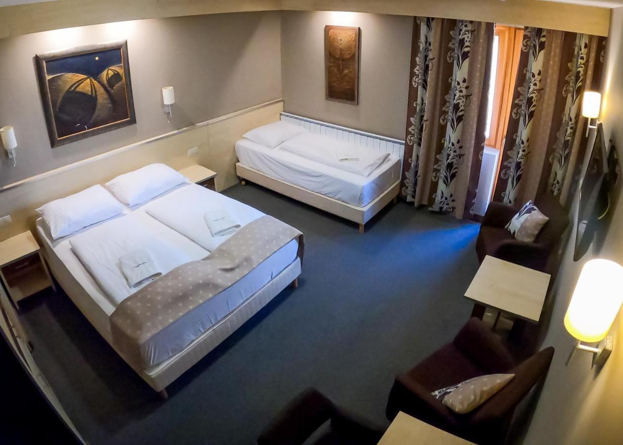 Hotel Vineyard Inn - Szoloskert นาชคานีจา ภายนอก รูปภาพ