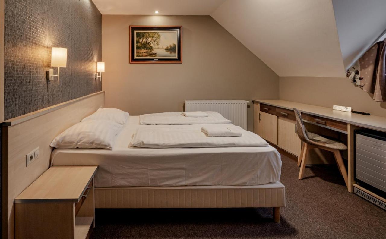 Hotel Vineyard Inn - Szoloskert นาชคานีจา ภายนอก รูปภาพ