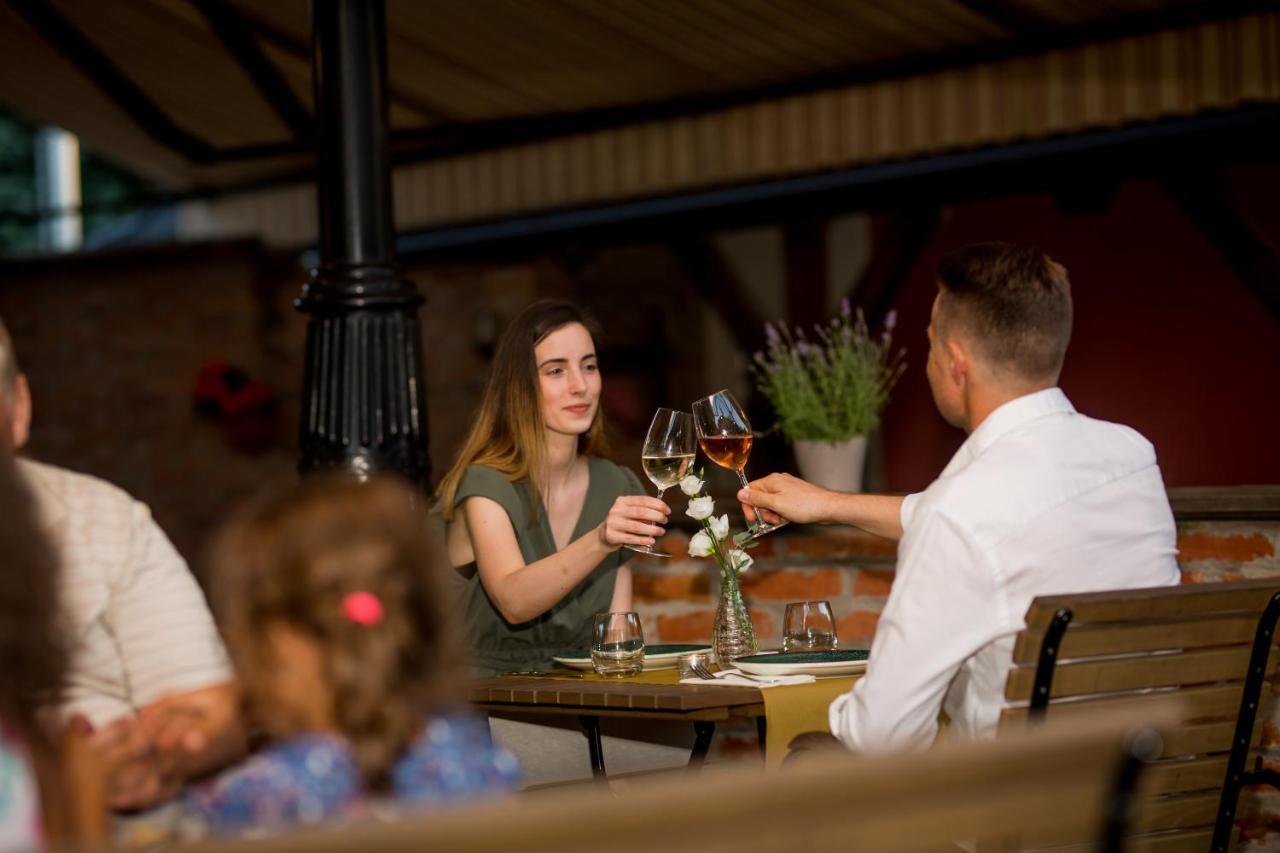 Hotel Vineyard Inn - Szoloskert นาชคานีจา ภายนอก รูปภาพ