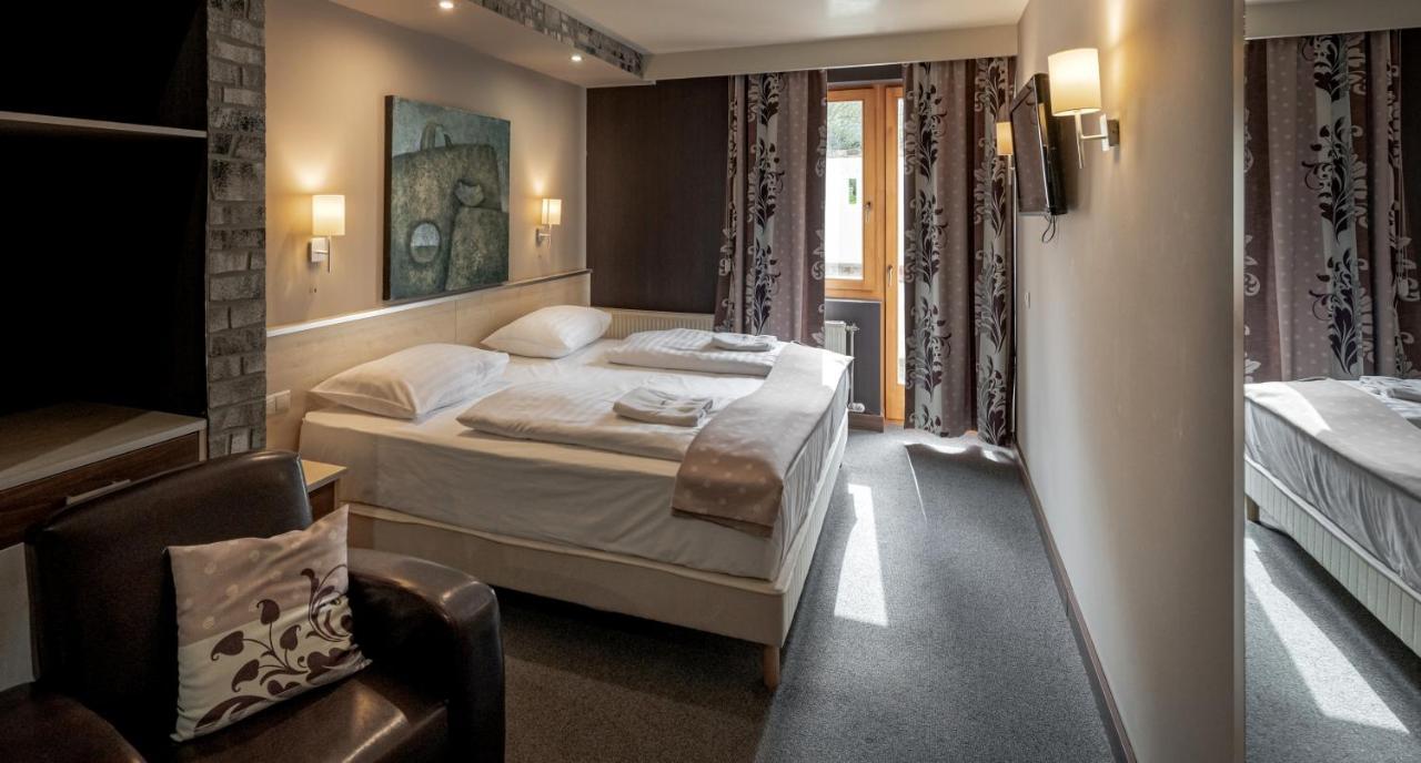 Hotel Vineyard Inn - Szoloskert นาชคานีจา ภายนอก รูปภาพ