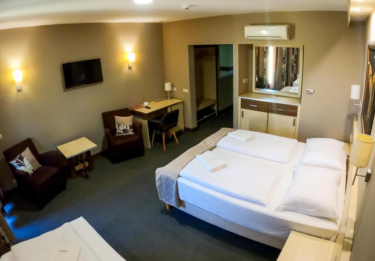 Hotel Vineyard Inn - Szoloskert นาชคานีจา ภายนอก รูปภาพ