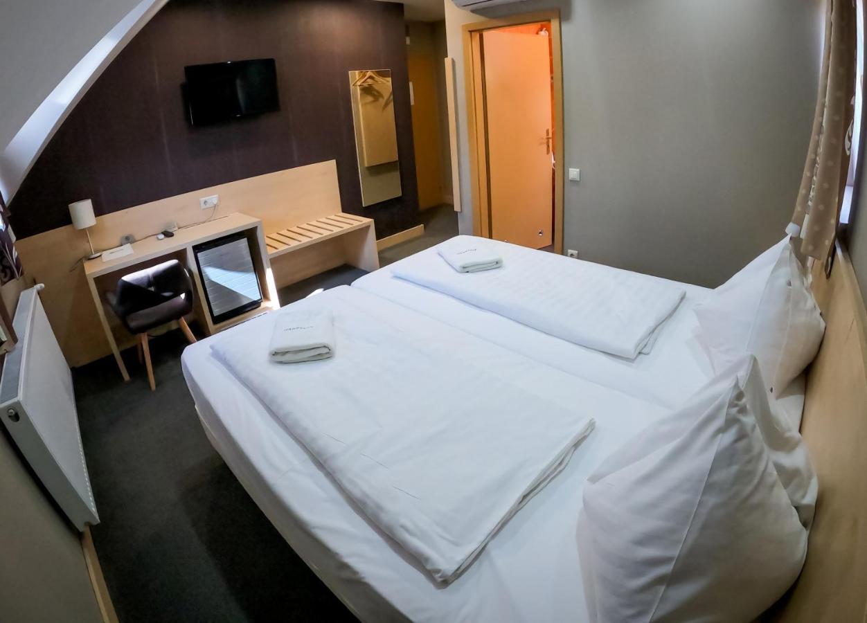 Hotel Vineyard Inn - Szoloskert นาชคานีจา ภายนอก รูปภาพ