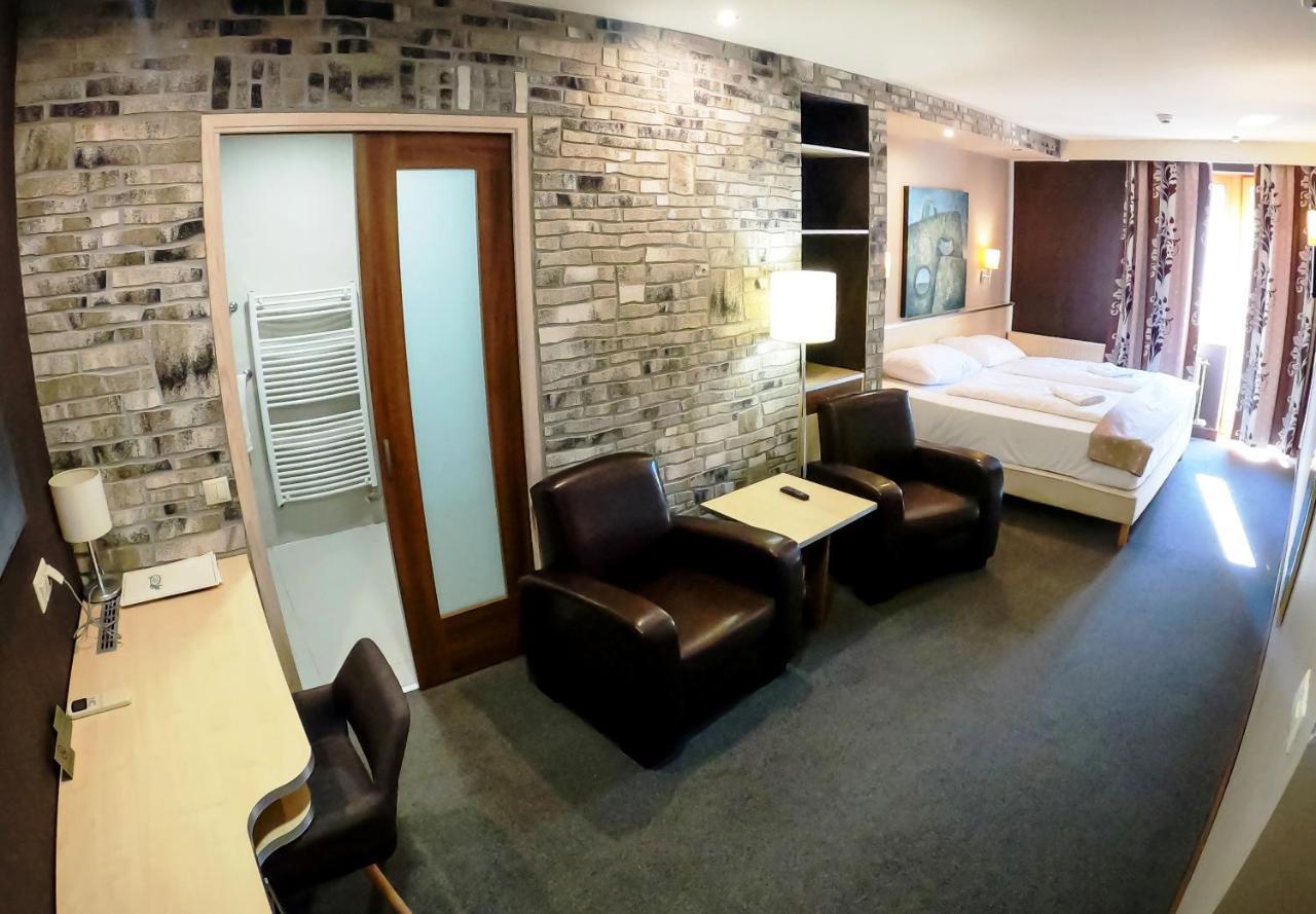 Hotel Vineyard Inn - Szoloskert นาชคานีจา ภายนอก รูปภาพ