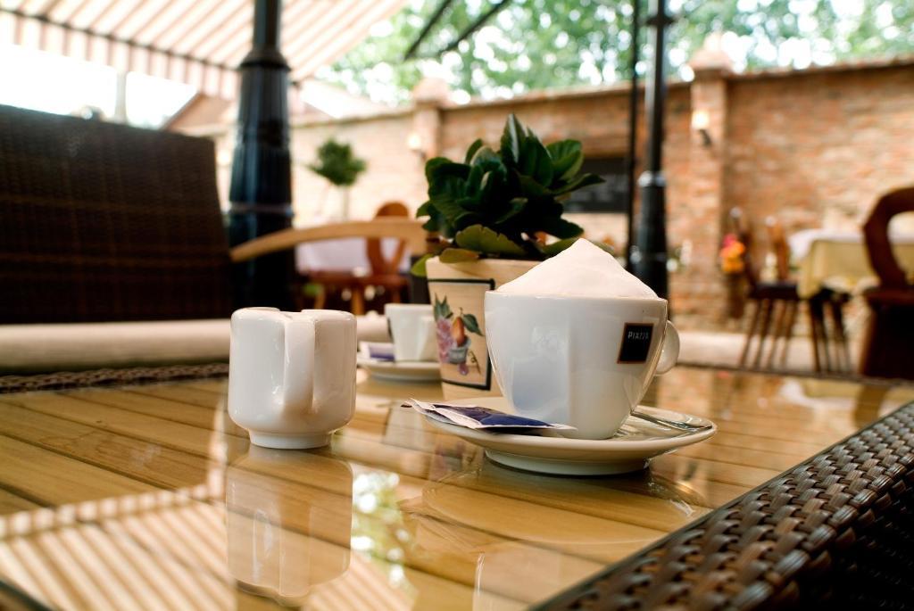 Hotel Vineyard Inn - Szoloskert นาชคานีจา ภายนอก รูปภาพ