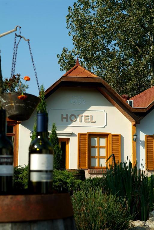 Hotel Vineyard Inn - Szoloskert นาชคานีจา ภายนอก รูปภาพ
