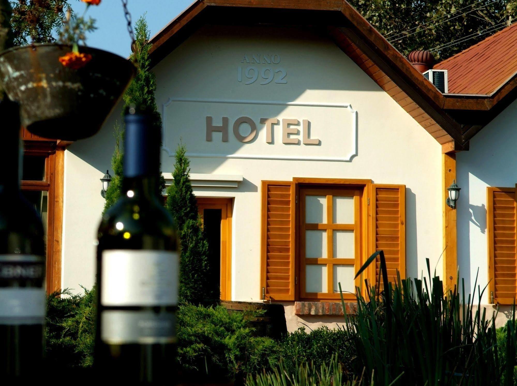Hotel Vineyard Inn - Szoloskert นาชคานีจา ภายนอก รูปภาพ