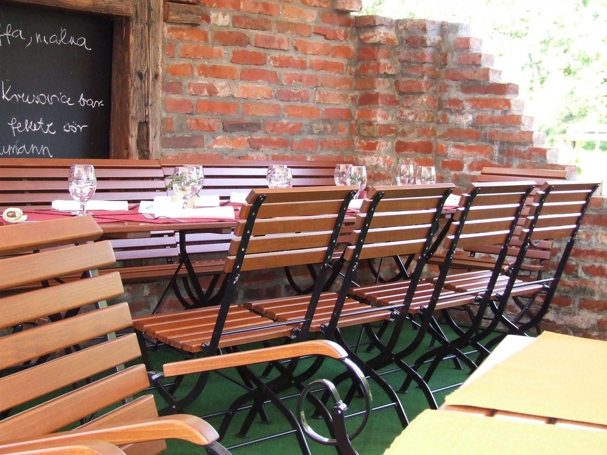 Hotel Vineyard Inn - Szoloskert นาชคานีจา ภายนอก รูปภาพ