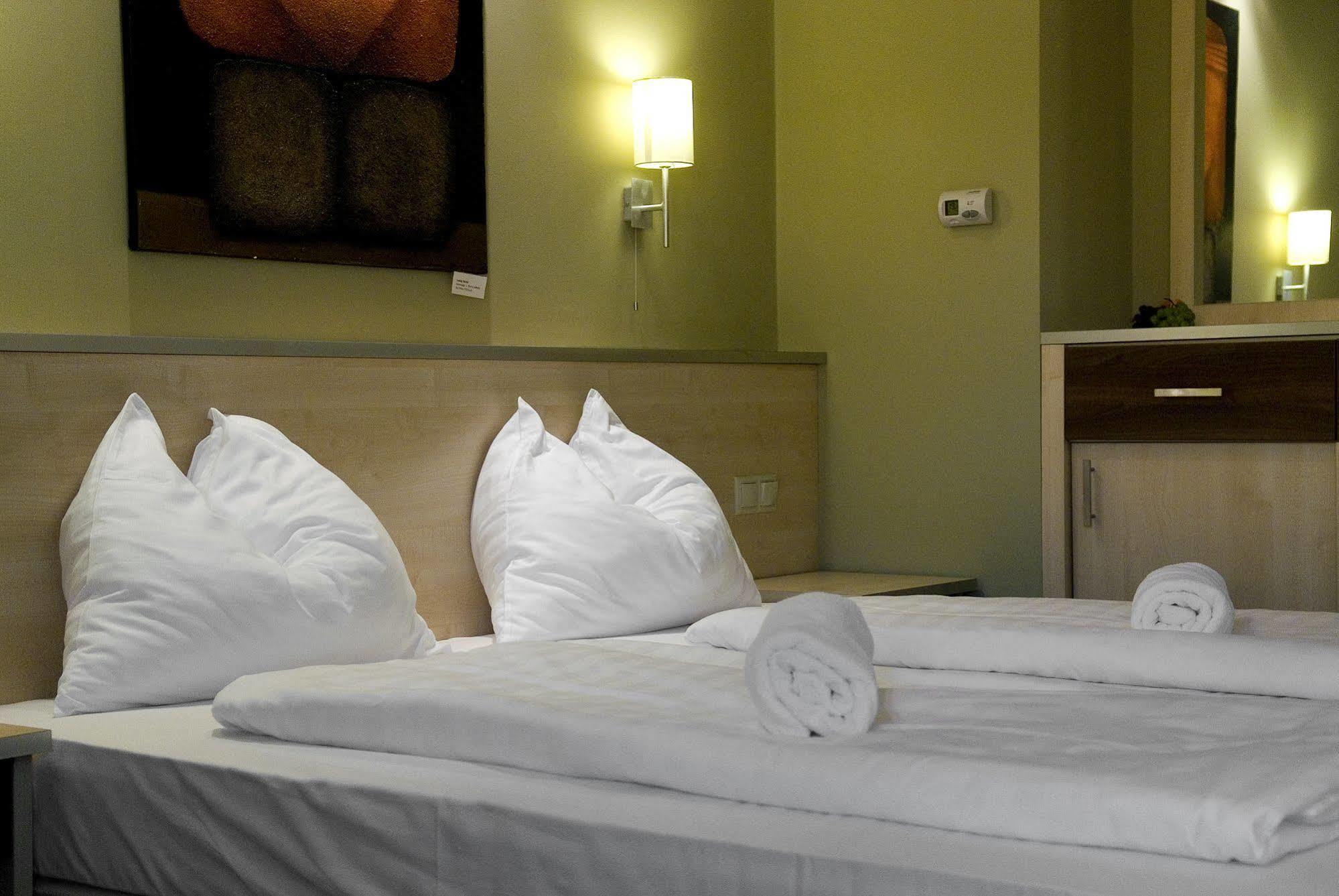 Hotel Vineyard Inn - Szoloskert นาชคานีจา ภายนอก รูปภาพ
