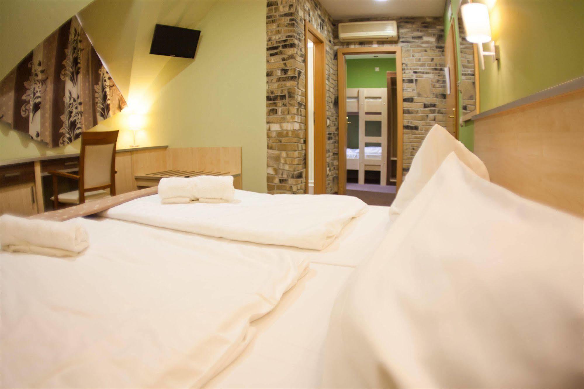 Hotel Vineyard Inn - Szoloskert นาชคานีจา ภายนอก รูปภาพ