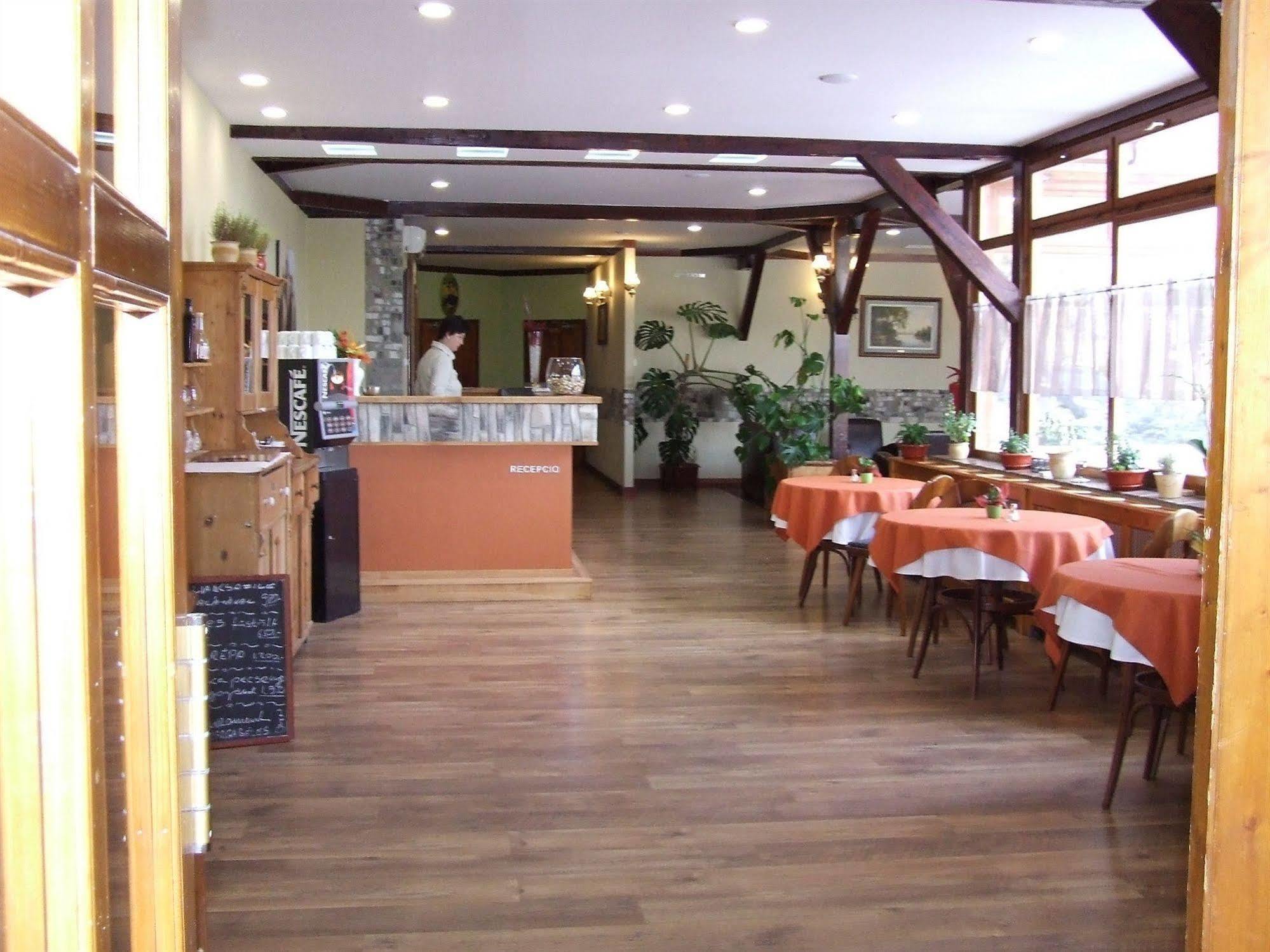 Hotel Vineyard Inn - Szoloskert นาชคานีจา ภายนอก รูปภาพ