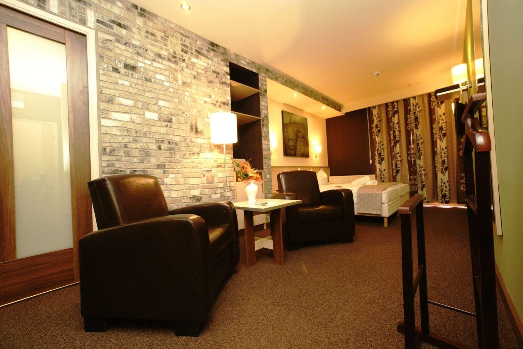 Hotel Vineyard Inn - Szoloskert นาชคานีจา ภายนอก รูปภาพ