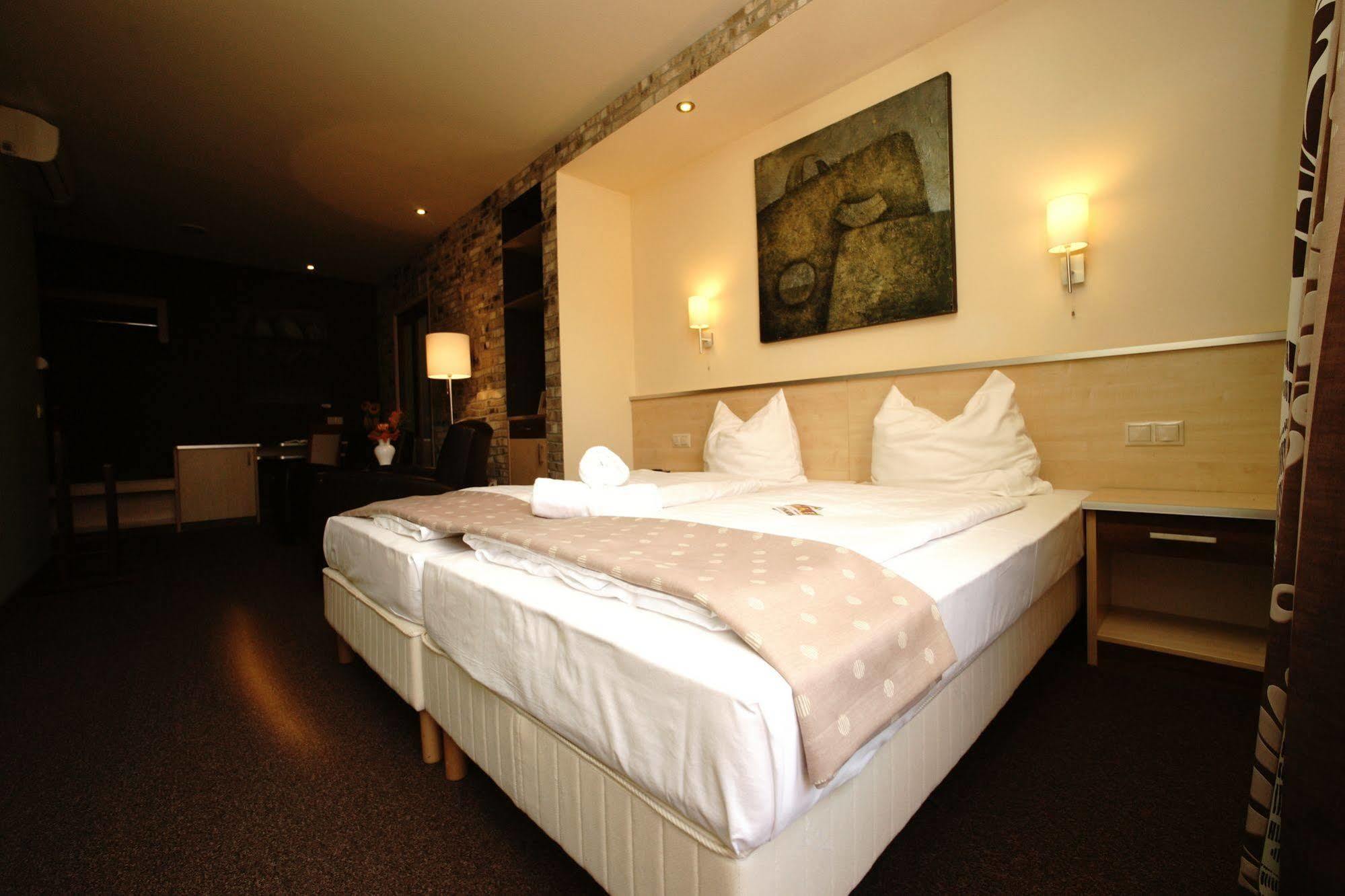 Hotel Vineyard Inn - Szoloskert นาชคานีจา ภายนอก รูปภาพ