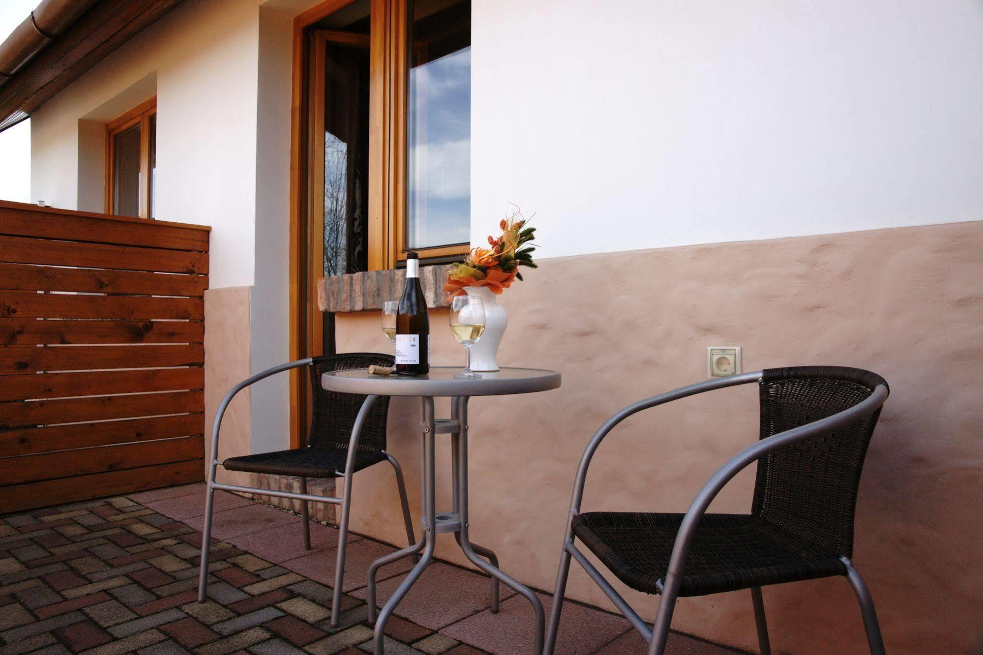 Hotel Vineyard Inn - Szoloskert นาชคานีจา ภายนอก รูปภาพ