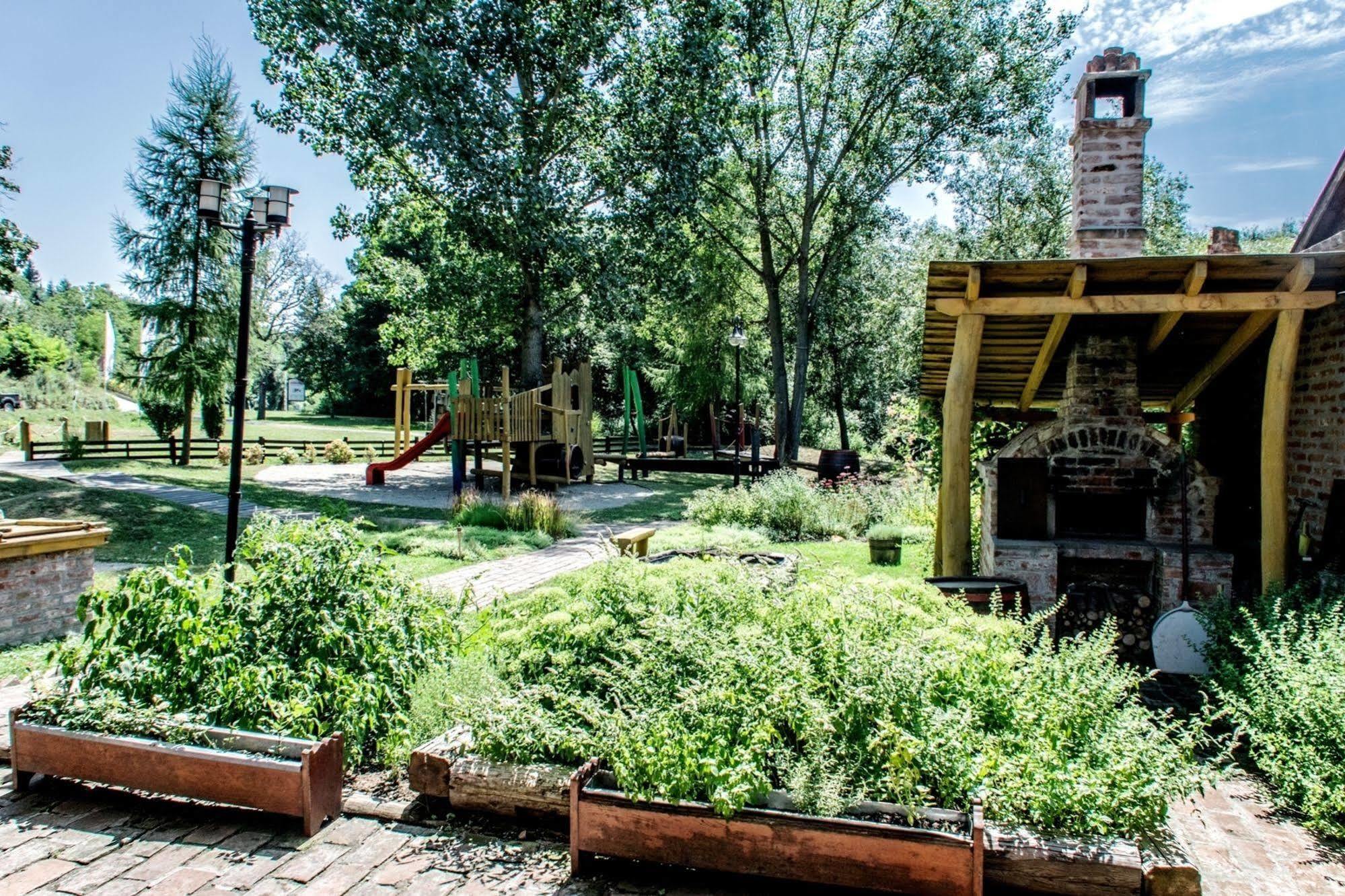 Hotel Vineyard Inn - Szoloskert นาชคานีจา ภายนอก รูปภาพ