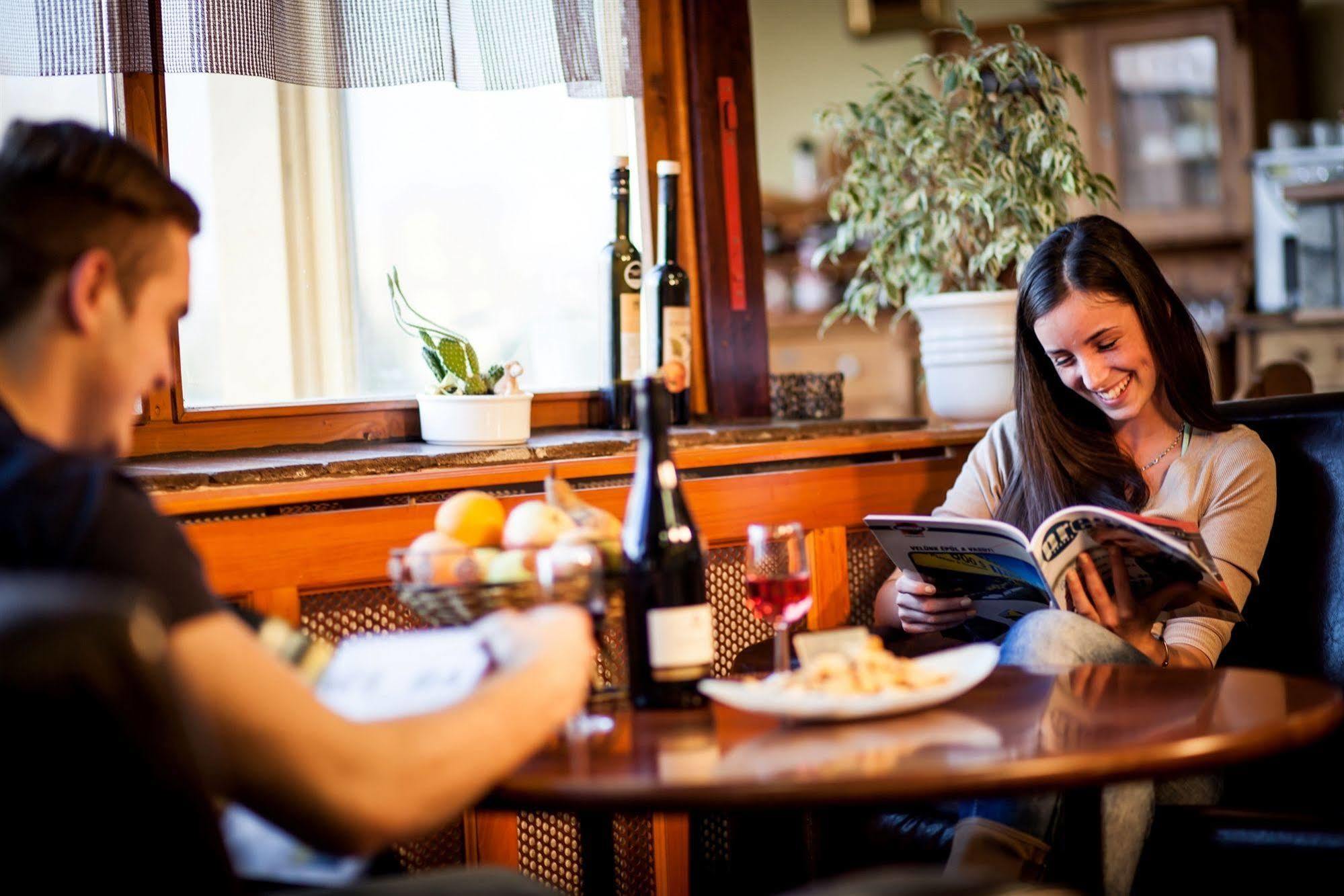 Hotel Vineyard Inn - Szoloskert นาชคานีจา ภายนอก รูปภาพ